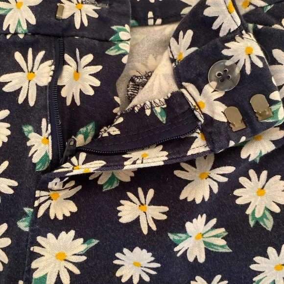 12 Old Navy Pixie Ankle Capri Pants Navy/White Daisy Print - Picture 3 of 6
